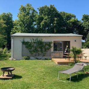 a small shed with a picnic table in the yard at Charmantes Ferienhaus Wolf Schaefer in Gelbensande +16 photos