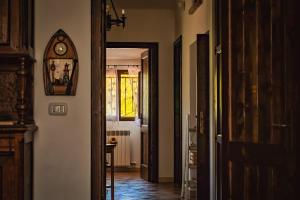 a hallway with a clock on the wall at Villa Silmona B&B - Relax nel cuore del Salento in Aradeo