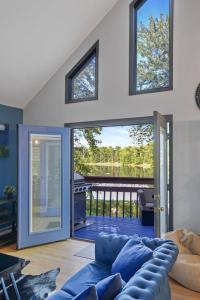 Posezení v ubytování 5 Bedroom Cozy Retreat Lakefront