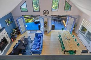 Posezení v ubytování 5 Bedroom Cozy Retreat Lakefront