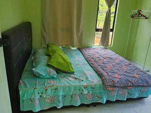 Postel nebo postele na pokoji v ubytování Tiny House WH Homestay Pasir Mas Tanah Merah Rantau Panjang