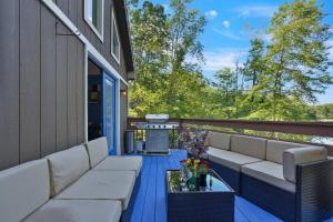 Ban công/sân hiên tại 5 Bedroom Cozy Retreat Lakefront