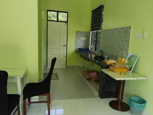 Kuchyň nebo kuchyňský kout v ubytování Tiny House WH Homestay Pasir Mas Tanah Merah Rantau Panjang
