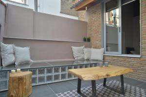 アテネにあるContemporary Acropolis Houseのテーブル付きベンチ