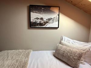 Postel nebo postele na pokoji v ubytování Snowflake Apartment + 9 fotografií