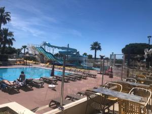 a water park with a slide and a pool at MOBILHOME Margueritte in Lattes