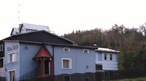 グダニスクにあるVilla Alicjaの黒屋根の青い家