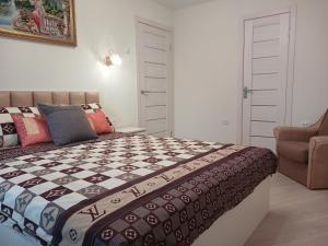 Postel nebo postele na pokoji v ubytování Нова 2-к Люкс Студія з Окремою Спальнею, Центр, Великий Балкон, Низький Поверх