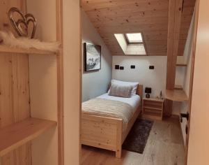 Postel nebo postele na pokoji v ubytování Snowflake Apartment