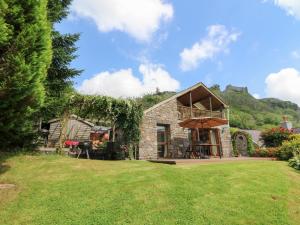 a stone house with a view of the yard at Dan Castell Cottage in Llandeilo