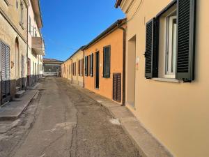 an empty street in an alley between two buildings at Casina di Nonna Meca by Solturelba in Capoliveri