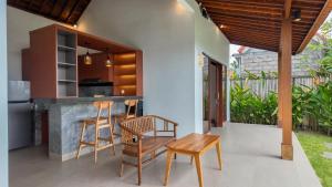 Η κουζίνα ή μικρή κουζίνα στο 2BR Rice Fields Villa Santa 4 in Cemagi