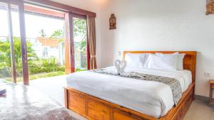 Ένα ή περισσότερα κρεβάτια σε δωμάτιο στο 2BR Rice Fields Villa Santa 4 in Cemagi