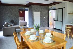 Χώρος καθιστικού στο Rumah Kunang Kunang Harau