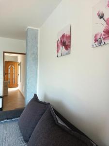 ein Schlafzimmer mit einem Bett und zwei Bildern an der Wand in der Unterkunft Casa Panorama Sunset in Rabac + 29 Fotos