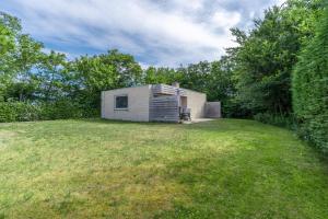 a small cabin in the middle of a yard at Hoogelandt 92 in De Koog