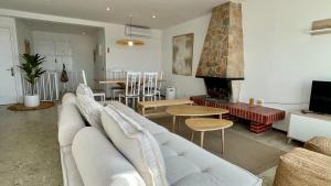 Una sala de estar con un sofá y una chimenea. en Villa Narcol, en L'Estartit