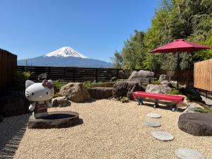 a garden with a mountain in the background at Villa Orange Cabin in Fujikawaguchiko