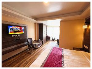 Zambala Retreat & Spa Darjeeling的电视和/或娱乐中心
