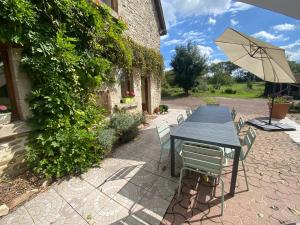 Κήπος έξω από το Spacious country house in Normandie