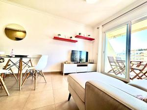TV a/nebo společenská místnost v ubytování Apartamento 1ª línea playa con piscina y parking
