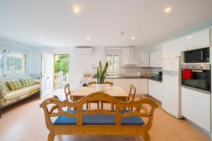 a kitchen and dining room with a table and chairs at El Descanso in El Campello
