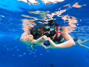 マレにあるBeachfront Apartment in Malé, Maldivesの女性と子供が水中で泳いでいる