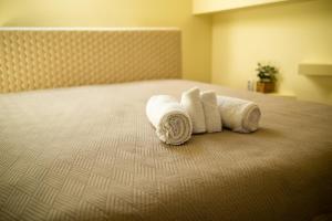 シビウにあるGusterita Hideawayのベッド(タオル付)