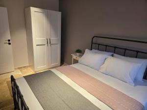 a bedroom with a large bed with white pillows at Denize yakın tatil keyfi 2 in Kızılot