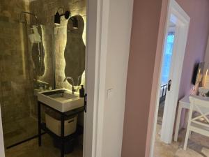 a bathroom with a sink and a shower at Denize yakın tatil keyfi 2 in Kızılot