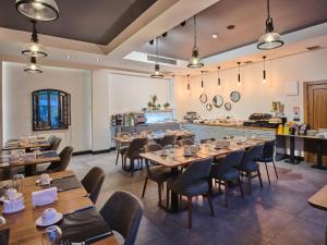 ein Esszimmer mit Tischen und Stühlen und eine Küche in der Unterkunft Four-G Hotel in Istanbul