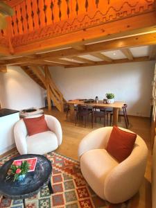 un soggiorno con due sedie e un tavolo di Amazing Villa in Gstaad a Schönried