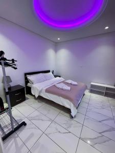 una camera con letto e soffitto viola di Enjoy the silence and view ad Atene