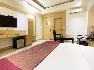 TV a/nebo společenská místnost v ubytování Hotel Krishna Deluxe-By RCG Hotels