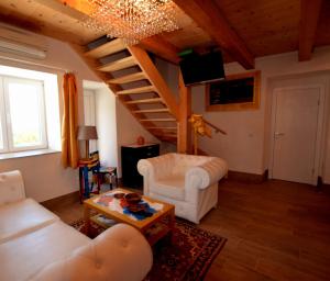 salon z kanapą i schodami w obiekcie Art House Vižinada w mieście Vižinada
