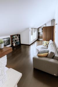 una sala de estar con un sofá y una mesa en Borgo d'Oro Loft, en Bérgamo