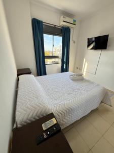 a bedroom with a white bed with a window at DTO BOULEVARD GALVEZ CON CHOCHERA Santa Fe Capital in Santa Fe