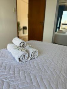 a stack of towels sitting on top of a bed at DTO BOULEVARD GALVEZ CON CHOCHERA Santa Fe Capital in Santa Fe +1 photo