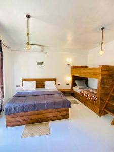 Un dormitorio con dos camas en una habitación. en Feel Haven Ella, en Ella
