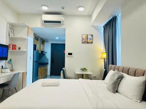 une chambre avec un grand lit blanc et un bureau dans l'établissement YourHomes - River Gate, à Hô-Chi-Minh-Ville 68 autres photos