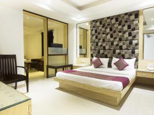 Postel nebo postele na pokoji v ubytování Hotel Krishna Deluxe-By RCG Hotels