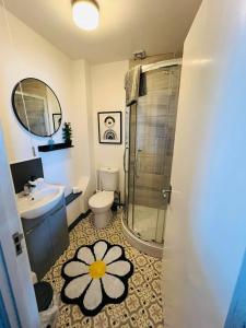 a bathroom with a shower and a toilet and a sink at horn and trumpet in Bewdley