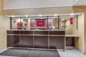 Лобби или стойка регистрации в Red Roof Inn Phoenix North - I-17 at Bell Rd +37 фотографий