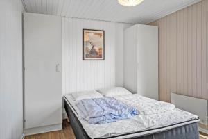 a bed in a bedroom with a picture on the wall at 905-Thisted-Kobbelsti-73 in Torsted