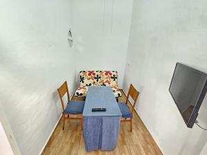 un tavolino e una tv in una stanza di Apartamento centro a Chipiona