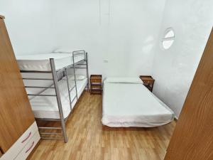 una stanza con due letti a castello e una scala di Apartamento centro a Chipiona Altre 3 foto