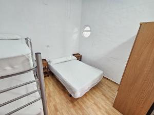 una stanza con due letti a castello e una scala di Apartamento centro a Chipiona