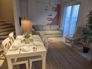 a living room with a white table and a couch at Denize yakın dubleks tatil keyfi 1 in Kızılot