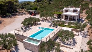 サマティンにあるUnique villa in olive field with salted swimming pool-Villa Fridaのプール付きの家の航空写真