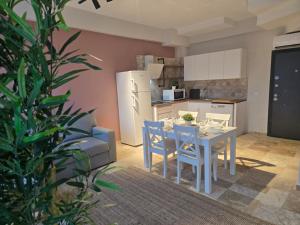 a kitchen and dining room with a table and chairs at Denize yakın dubleks tatil keyfi 1 in Kızılot +11 photos